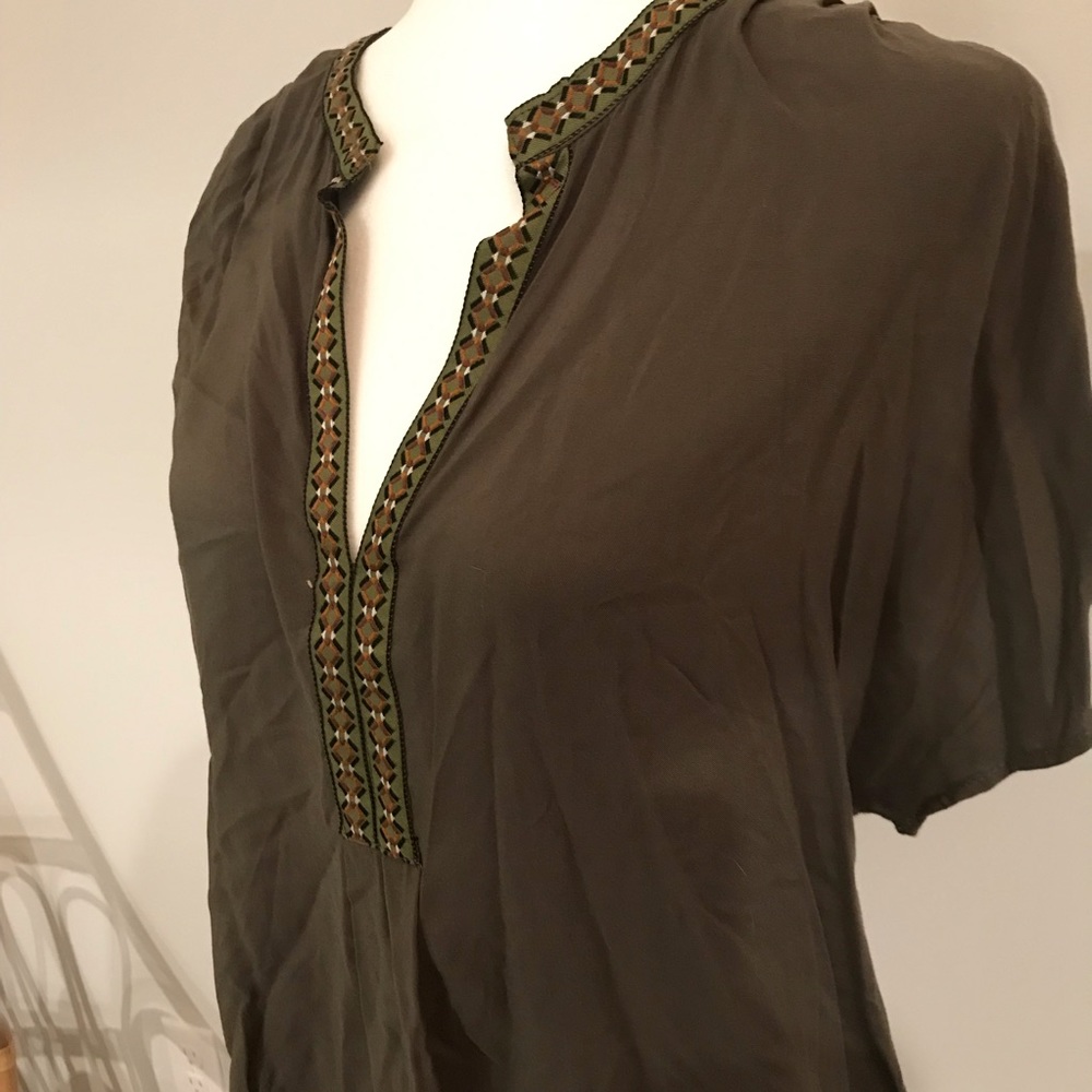 💞re-posh💞 olive green v-neck tunic style top